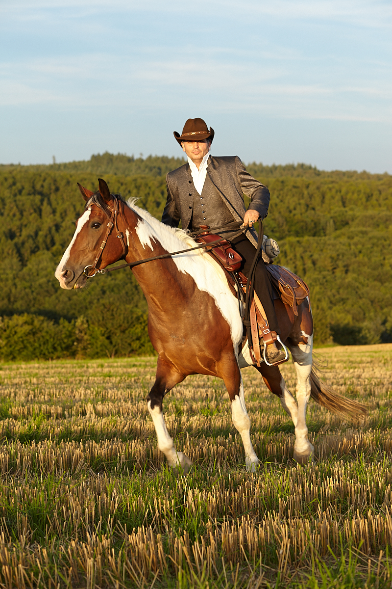 stolzer Reiter mit Pferd