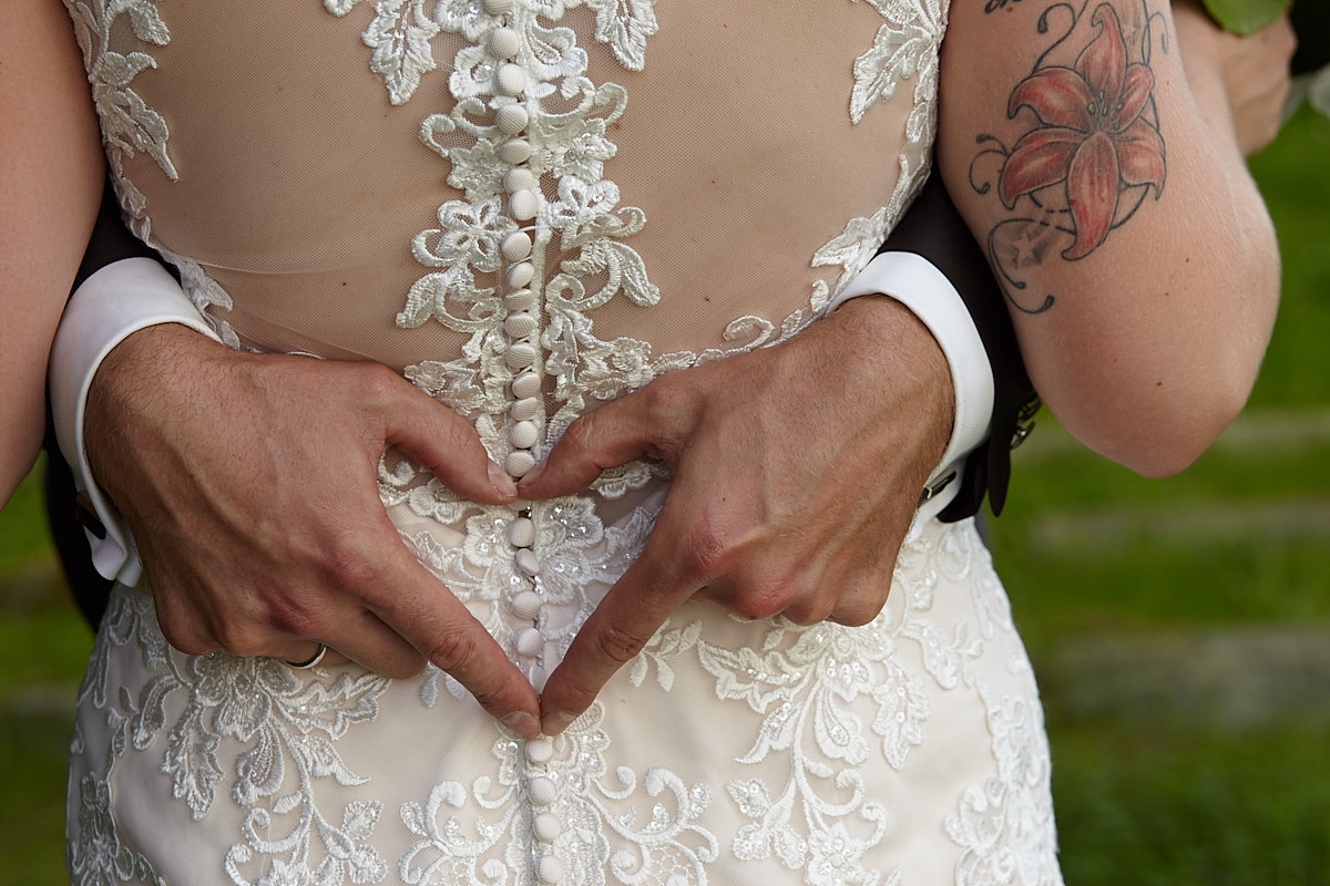 Herz auf Brautkleid  - Hochzeitsfotograf Rhein-Main