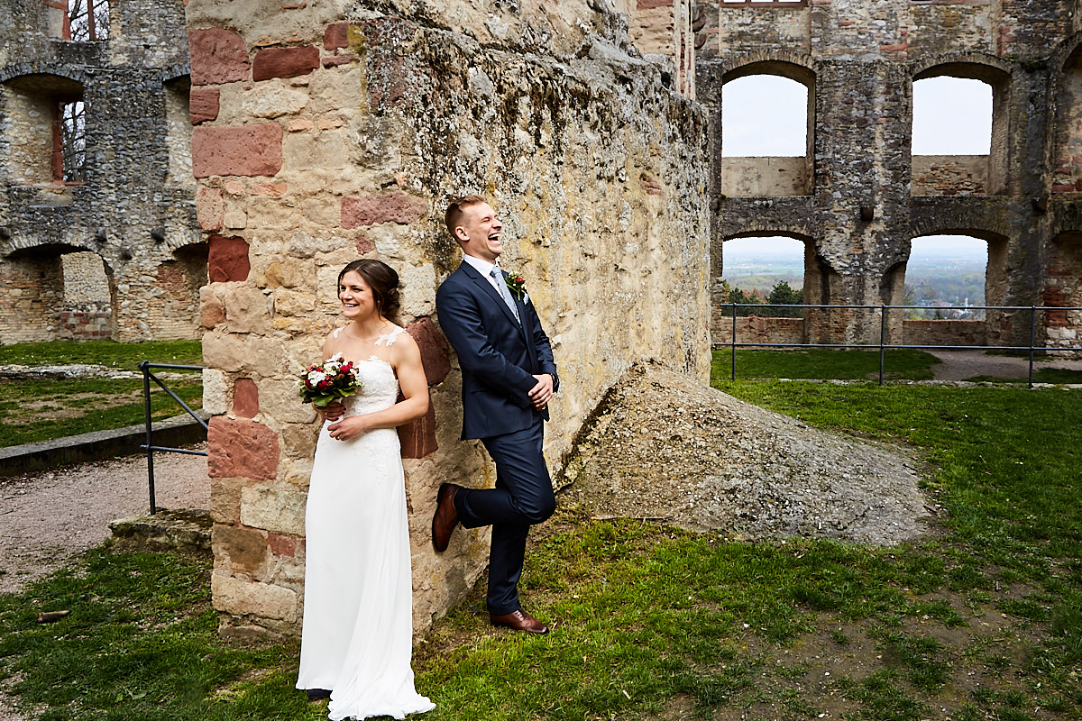  lachendes Hochzeitspaar - Hochzeitsfotograf Wiesbaden