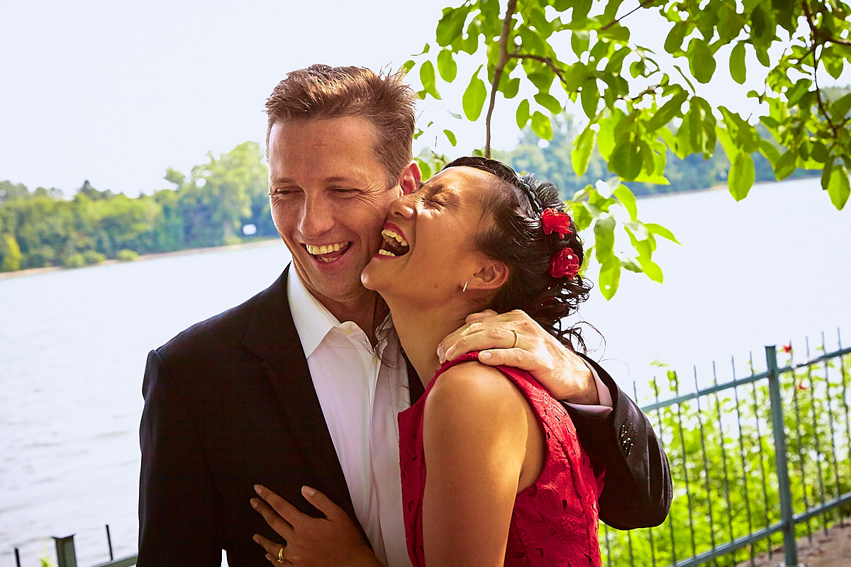 lachendes Hochzeitspaar