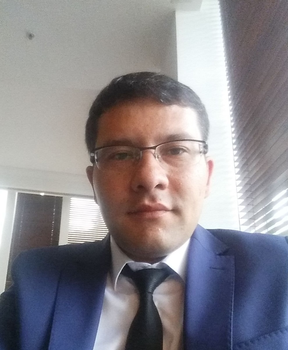 事務所長 Mr. Alisher