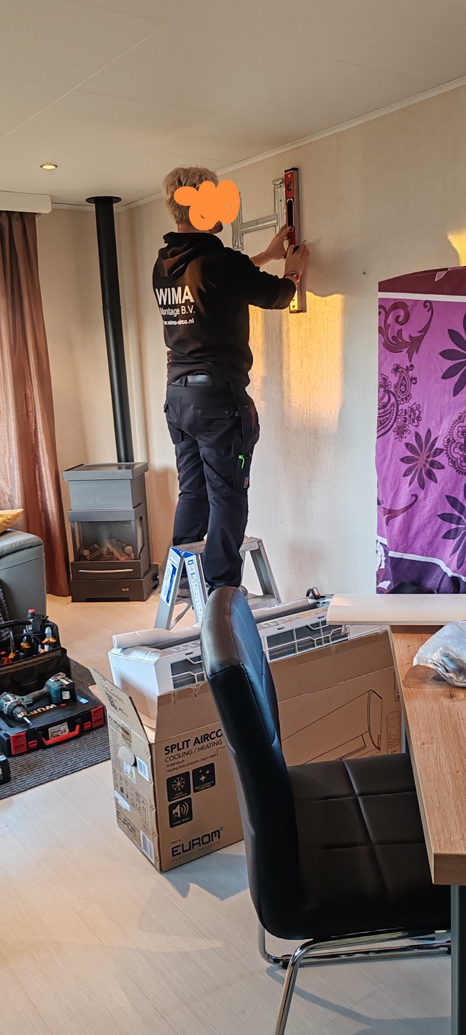 Die Split-Klima-Anlage wird installiert! 