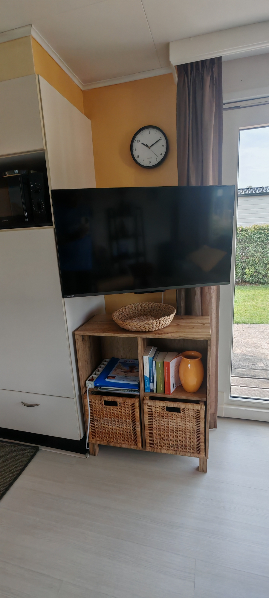 Der Smart-TV jetzt mit Wandhalterung und ein neues TV Möbel! 