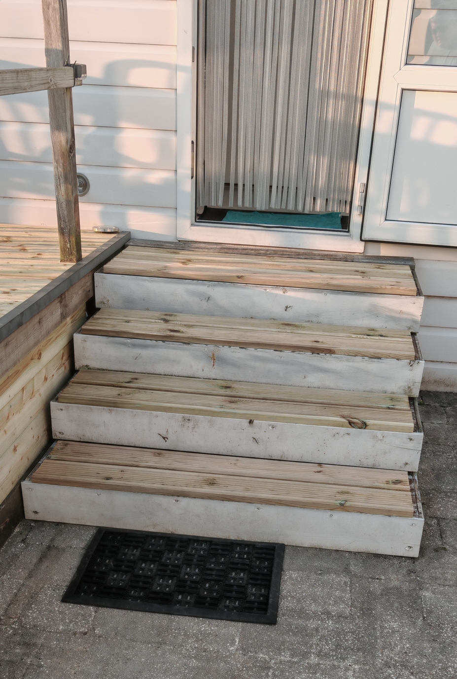 Die Treppe mit neuen Planken versehen. 