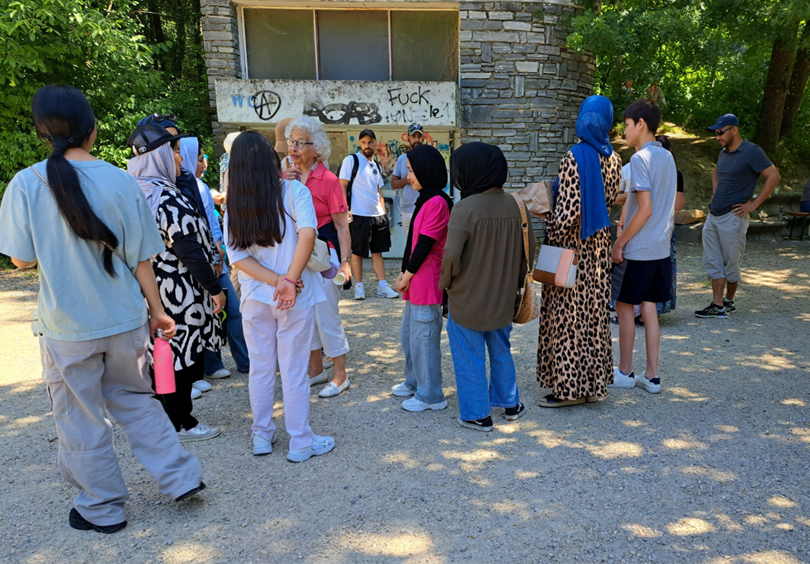 les femmes arrivent par groupe