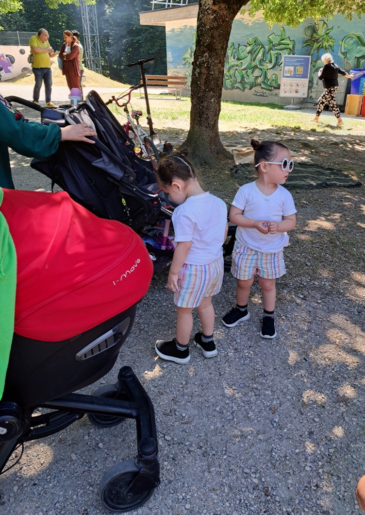 les enfants sont content de jouer avec de petits cailloux 