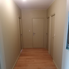 Cette image représente une rentre de couloir avec une couleur très douce  