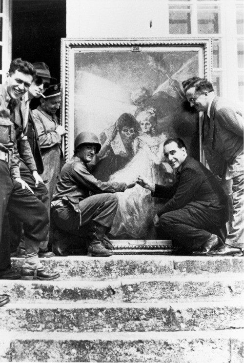 Lieutenant Rorimer des Monuments Men et Jacques Jaujard devant un tableau de Goya