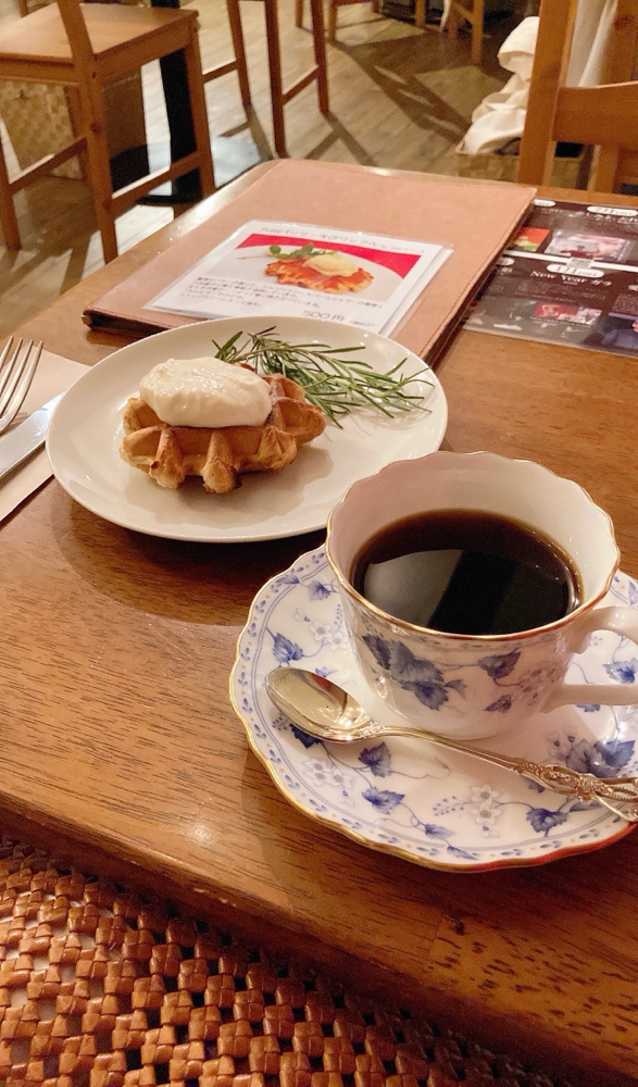 【預言カフェ赤坂】パンケーキのワッフルと預言カフェブレンド