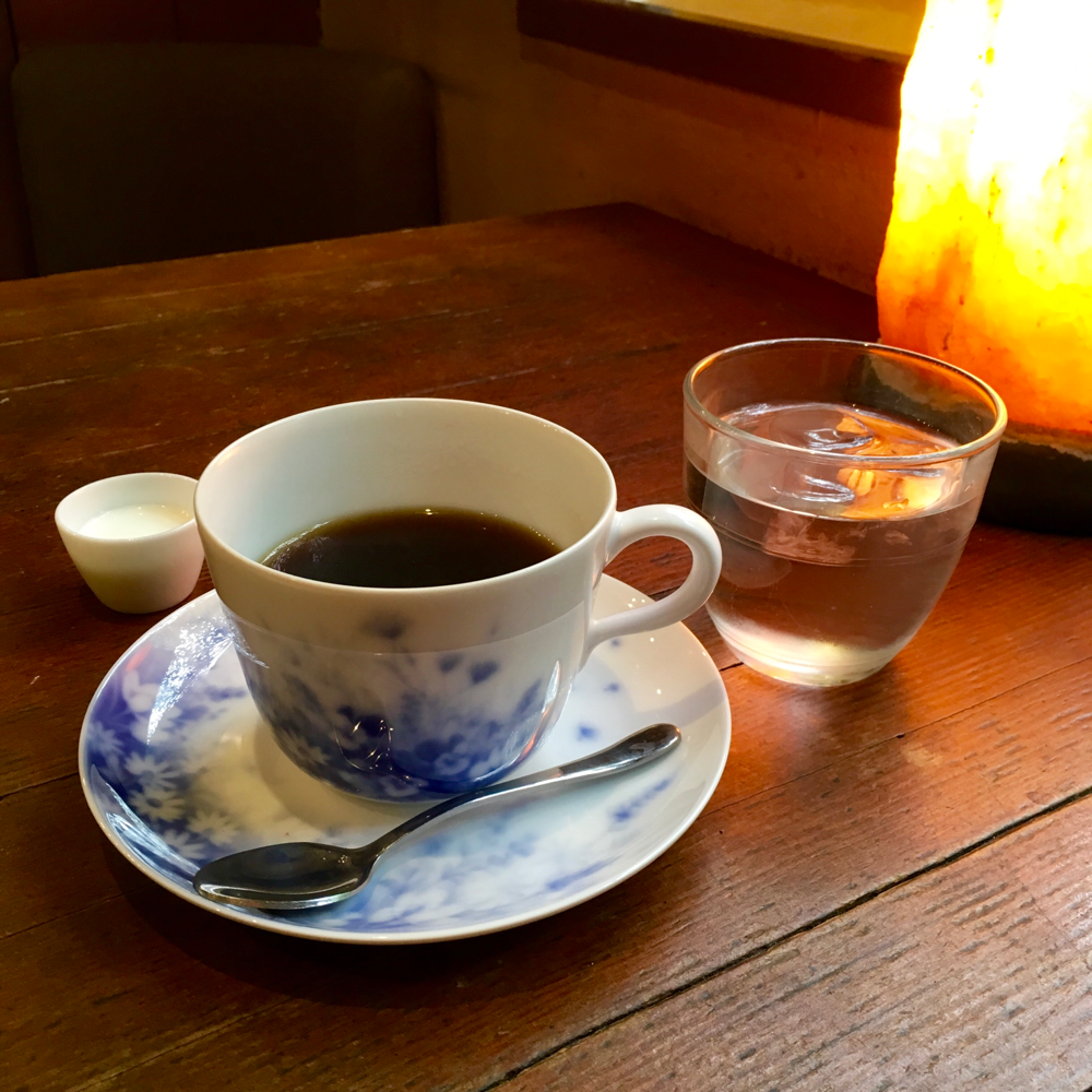 こちらは、六本木の喫茶店「Cafeレイノ」。1月末に立ち寄ったときの写真です♪　その日は、あの上品な女性オーナーさんではなく、別の素敵な女性な方がお店を切り盛りされていらっしゃいました。世代交代でしょうか･･、人は変わっていきますが、お店は大切に受け継がれていくのですね。