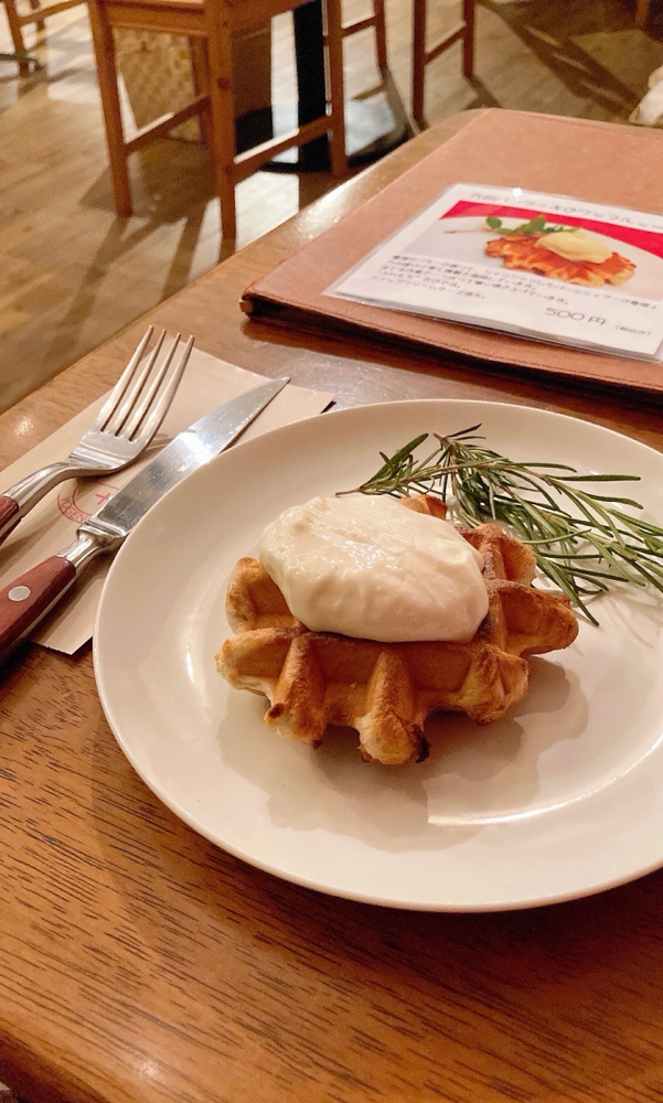 ホイップクリームチーズ添えのワッフルが、今回メニューにあったのでいただいてきました♪美味しかったです❤【預言カフェ赤坂】