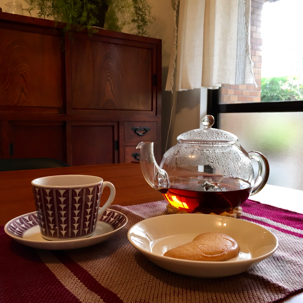 ある日の昼下がり･･･。しろたえ赤坂の焼き菓子をお茶のおともに、ほ～っと一息。