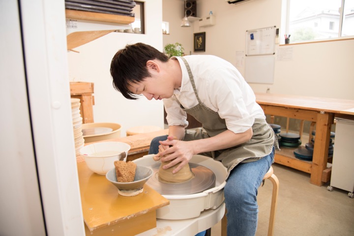 電動ろくろで挑戦する初心者向け陶芸作品の作り方