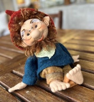 Zwerg 27 cm sitzend mit selber gefilzten Kleider