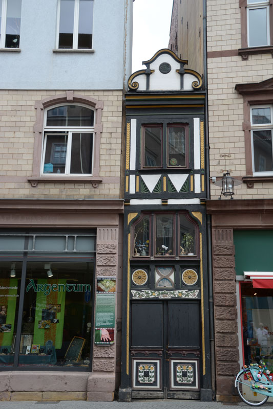 das nur 2,05 Meter breite, wahrscheinlich schmalste bewohnte Fachwerkhaus Deutschlands am Johannisplatz