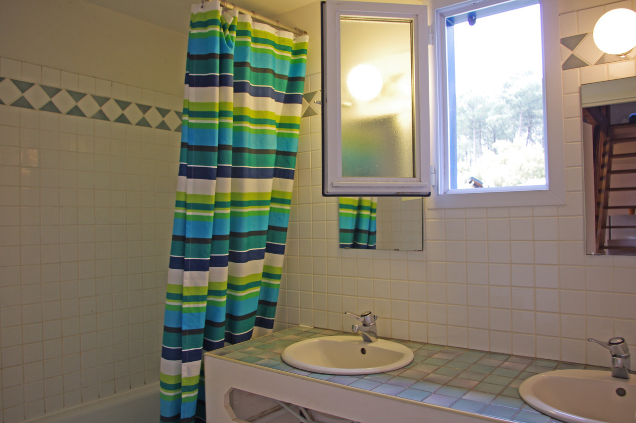 LOCATION VILLA 22 SOUSTONS SALLE DE BAIN