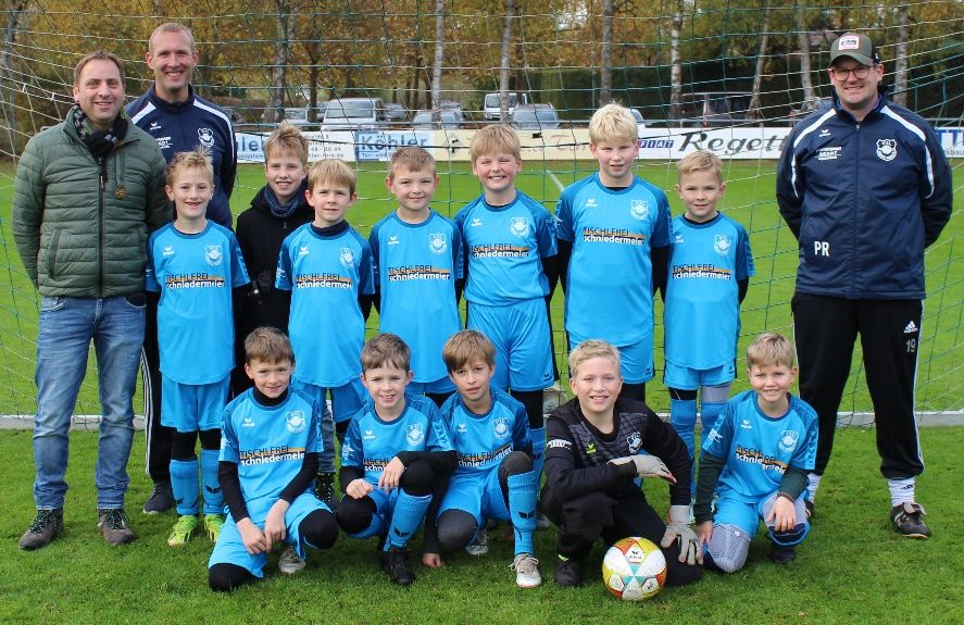 Sponsor Christian Schniedermeier (ganz links) mit den Trainern Jörg Alpmann und Patrick Renkamp sowie den Spielern der E-Jugend in den neuen Trikots.