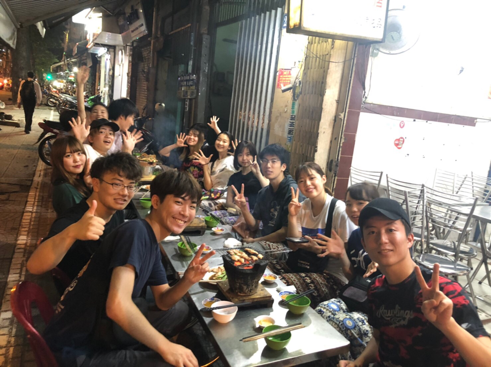 夜はみんなでヤギ肉!