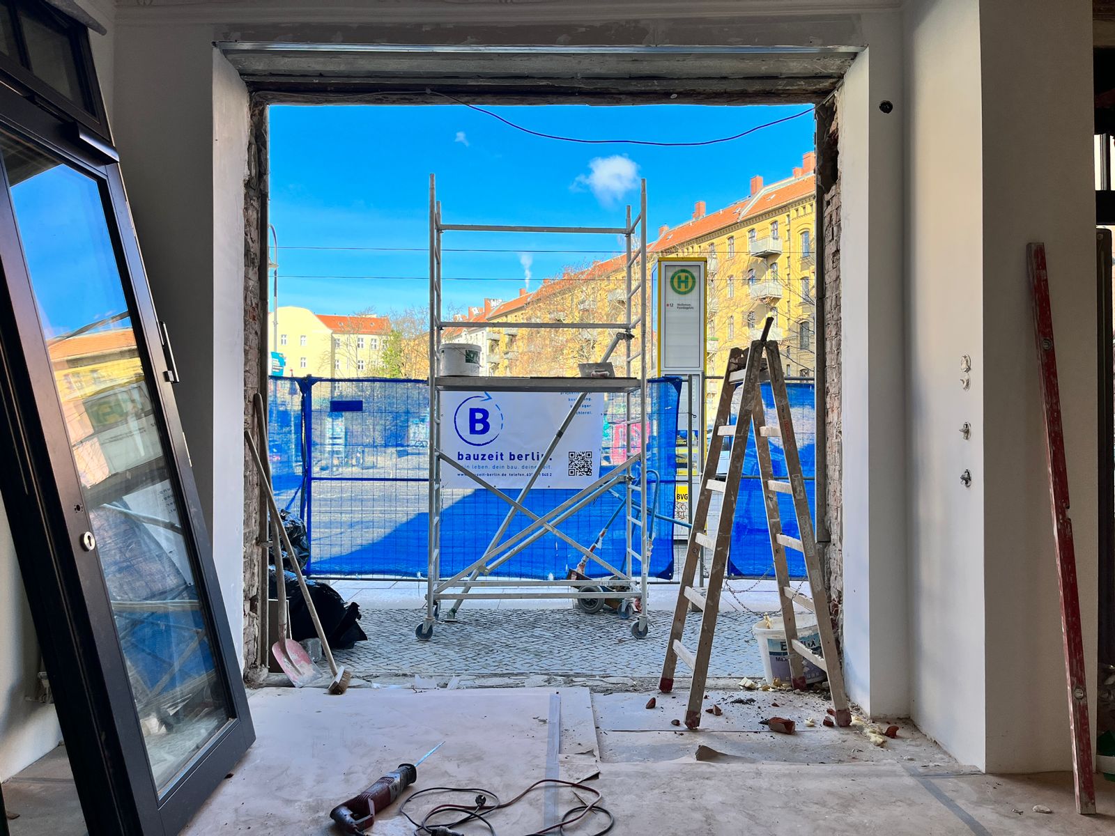 Baufortschritt im laden- und büroausbau: Neue Schaufenster, beeindruckende Stuckarbeiten und fertige Böden