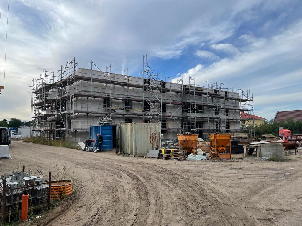 Rascher Fortschritt in der Weißen Stadt Oranienburg: Zwei von Vier Gebäuden vorzeitig im Rohbau fertig!