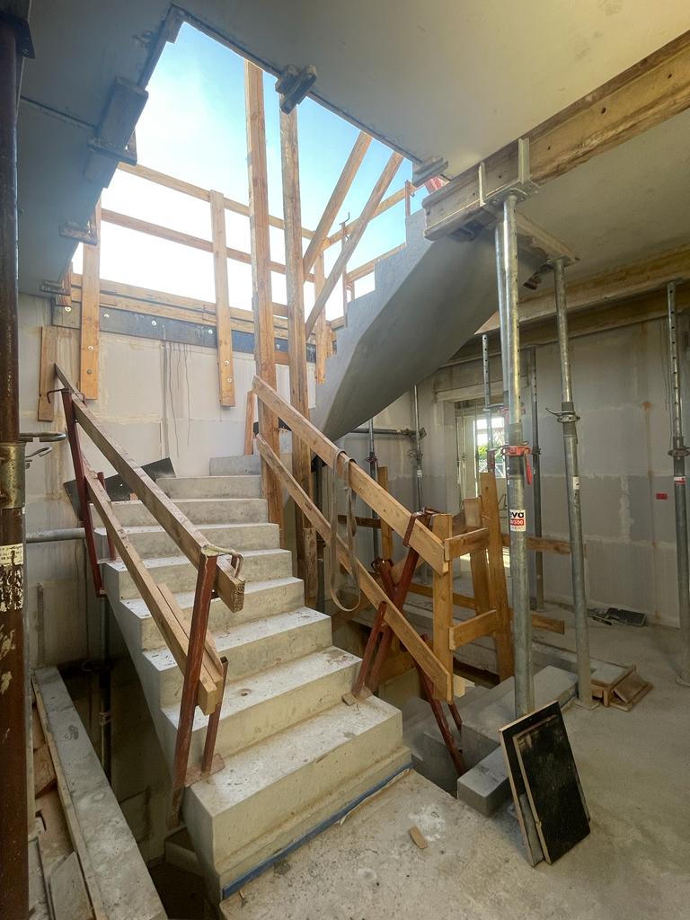 Hausflur mit Treppe Vorher