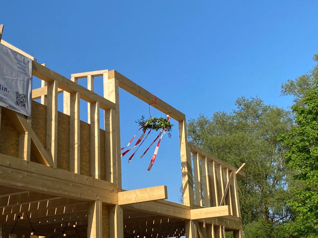 Richtfest für den nachhaltigen Holzbau auf Rügen