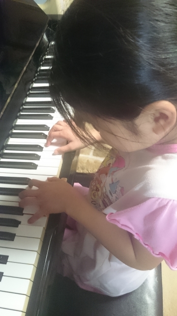 ピアノを弾く子供