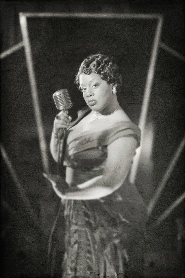 Karen Marie Richardson (femme dans le bar, chanteuse)