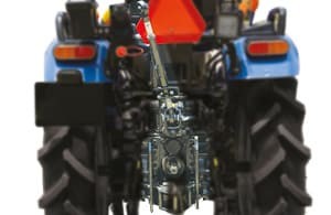 Leistungsstarke Dreipunktaufnahme Farmtrac 26 HST mit Frontlader und Kabine