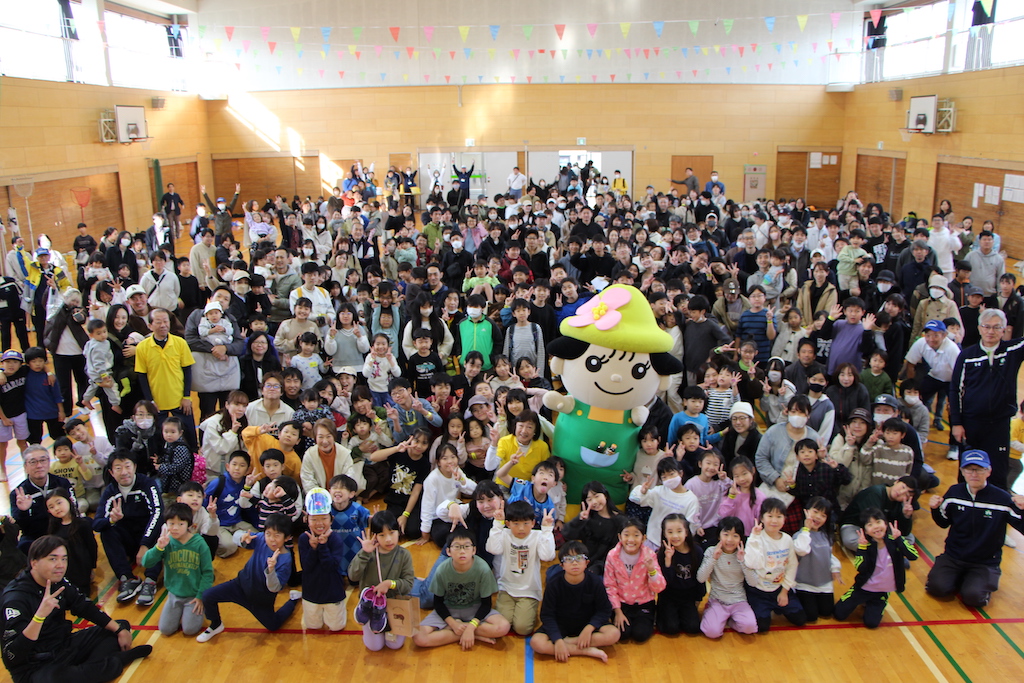 大盛況のふくふくスポーツフェスタ2025(じゃんけん大会の合間に集合写真!)