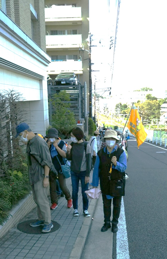 菊名桜山公園へ向かう途中、上り坂では列が離れてしまいましたので待っているところ。