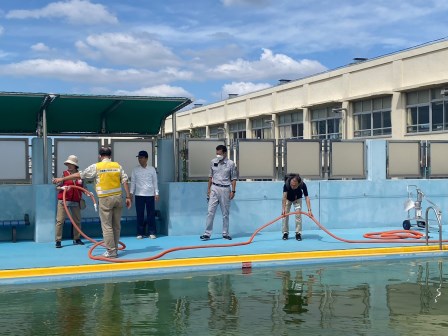 屋上のプールからポンプで水を汲み出して