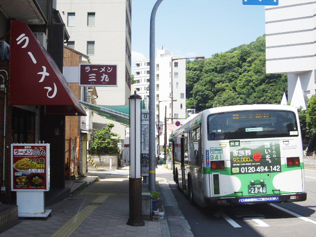 神戸市バス2系統　布引バス停がビル目の前です。