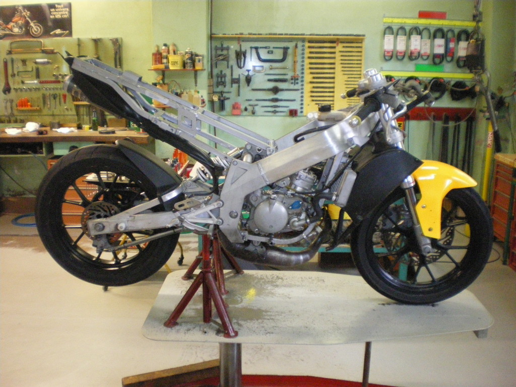 La moto de Julien dans l'atelier Fournier Motos Louhans