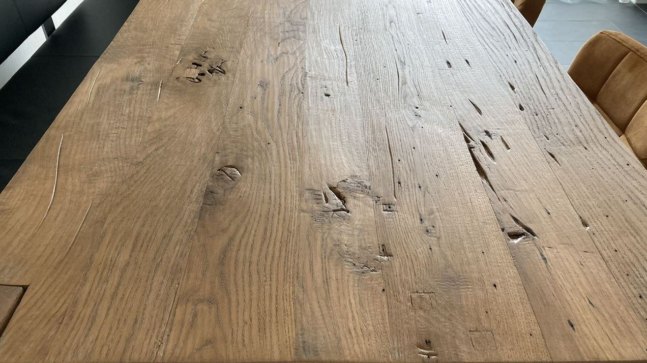 Detailbild Handgehobelte Tischplatte aus massiver Eiche