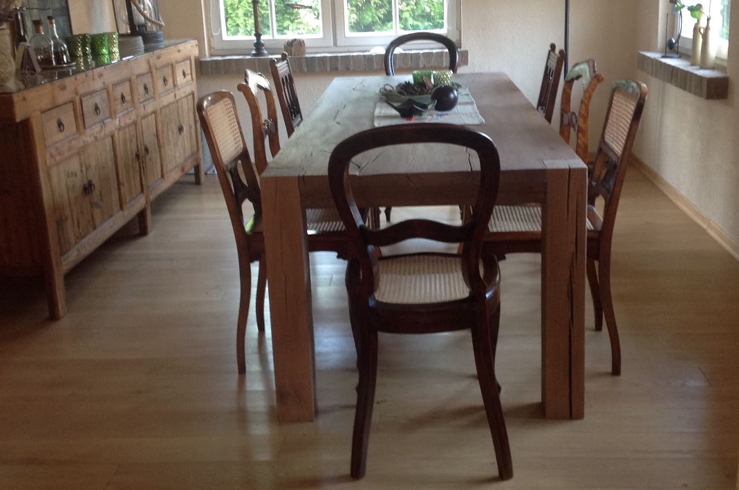 Klassischer Esszimmertisch aus Altholz, maßgefertigt – rustikales Design und individuelle Anpassung für zeitlosen Stil.