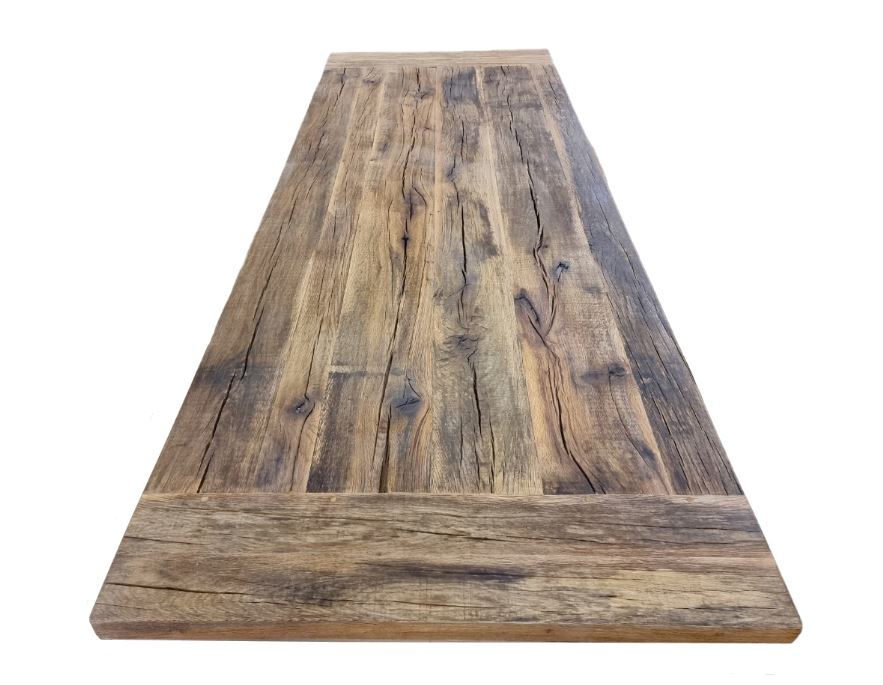 Rustikale Tischplatte aus Altholz Eiche mit breiten Bohlen und Querfries – robustes, traditionelles Design.