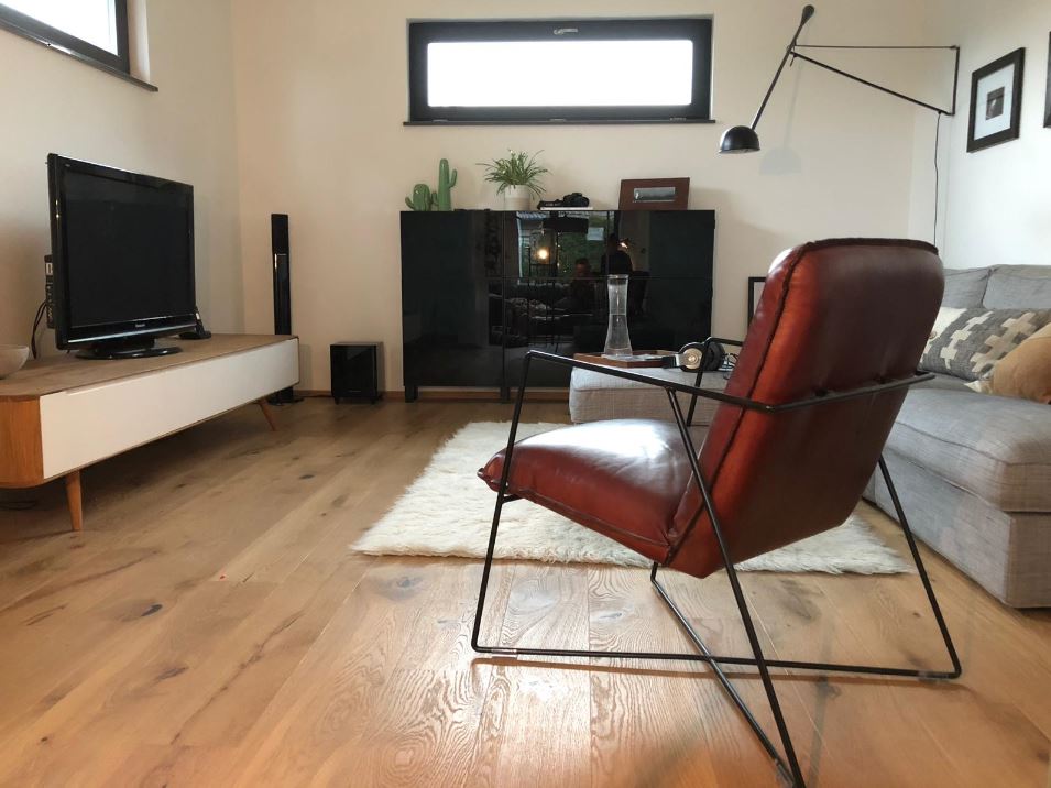Stühle und Sessel aus Vintage Leder, elegante Möbelstücke mit authentischem Charakter und zeitloser Ausstrahlung.