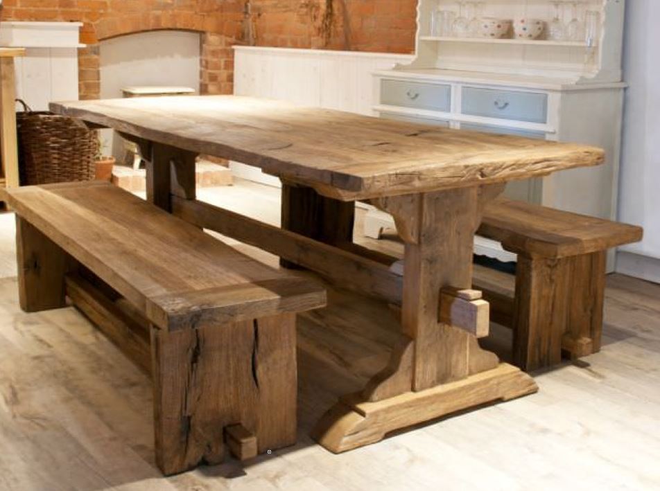 Originaler Klostertisch aus alter, rustikaler Eiche mit passenden Holzbänken für authentisches, traditionelles Design.