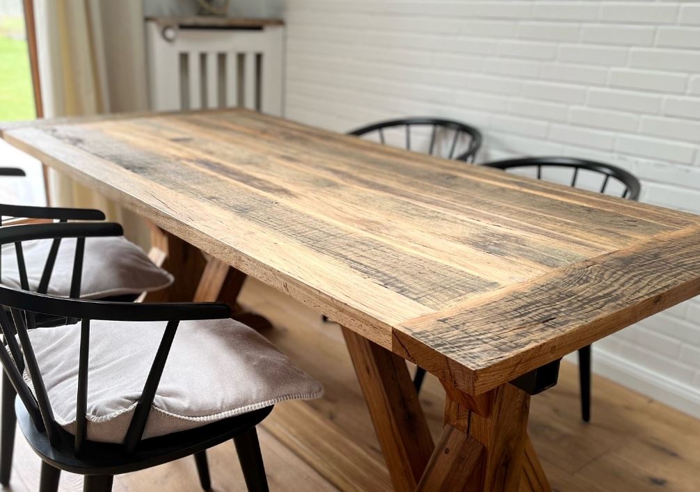 Klostertisch aus Altholz Eiche mit charaktervoller Tischplatte im rustikalen Design.