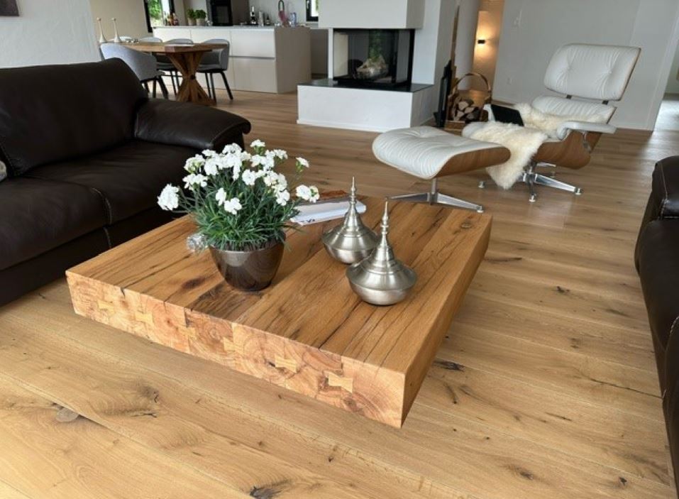 Couchtisch aus dicken Altholz-Balken im modernen Alpenchalet, perfekt für den Chalet-Stil in den österreichischen Alpen.