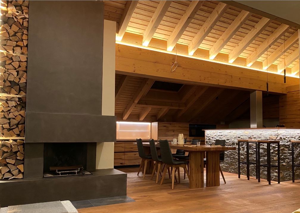 Modernes Loft-Design mit massiven Eichentischen und stilvollen Lederstühlen.