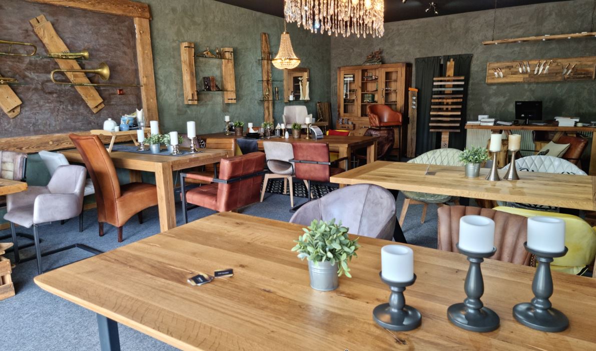 Altholzmöbel Showroom, vielfältige Möbelstücke aus altem Holz in stilvoller Präsentation.