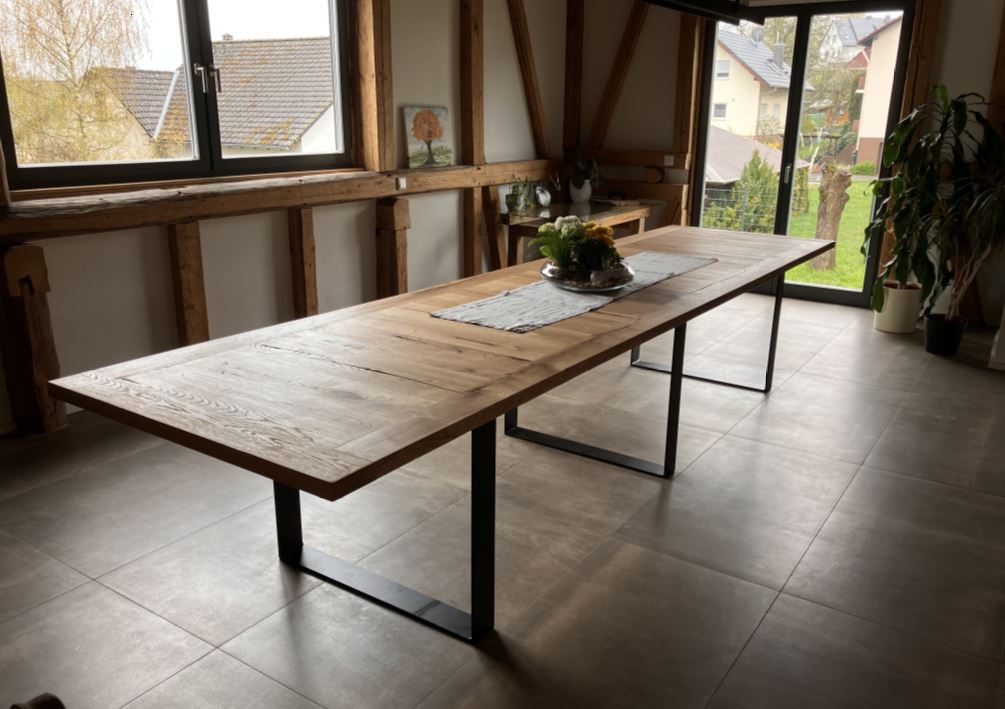 Ausziehbarer Esstisch aus Eiche Altholz mit robustem Stahlkufen-Gestell. Ideal für flexible Essbereiche und modernes Design.