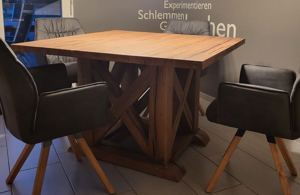 Quadratischer Eichentisch im Country-Design. Massivholz mit traditionellem Charme für authentische Einrichtung.