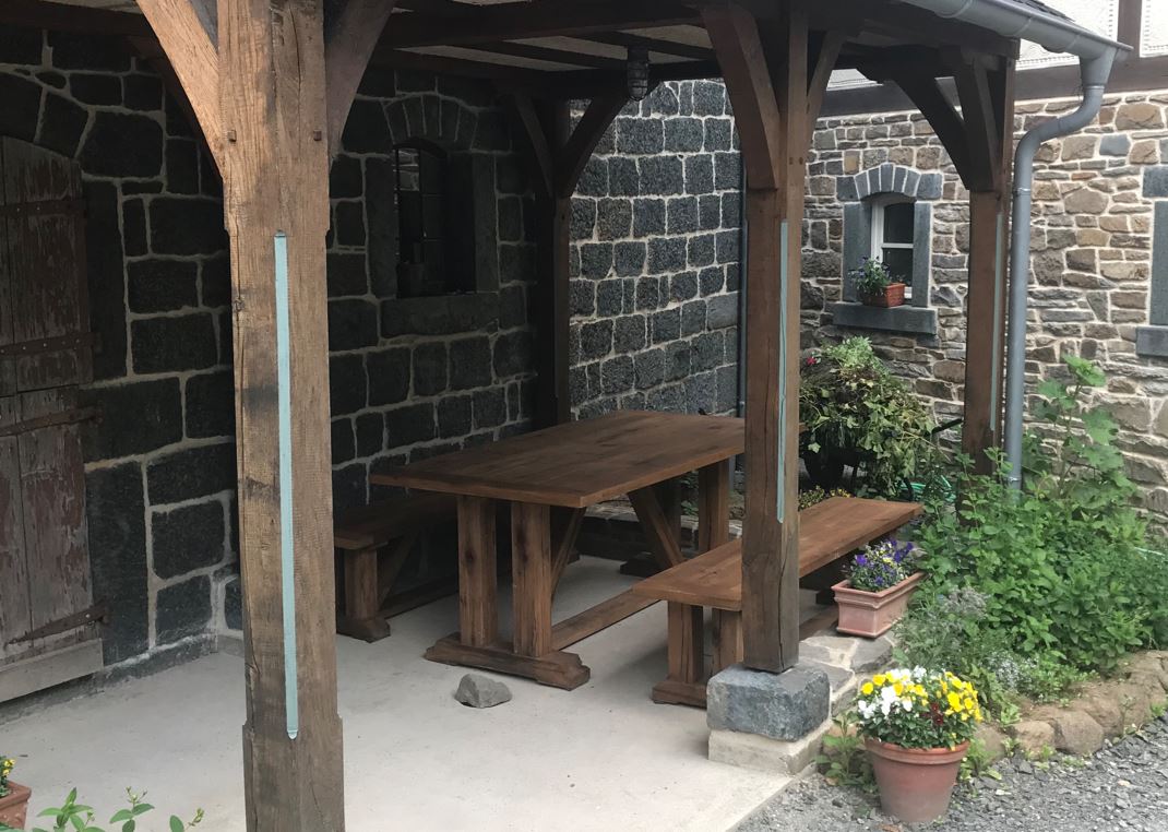 Massive Eichentische mit Holzbänken, maßgefertigt für den Außenbereich, ideal für robuste und langlebige Gartenmöbel.