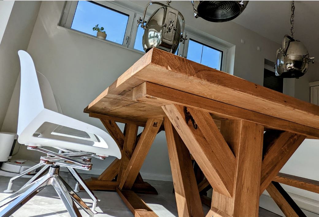 Moderner Klostertisch aus Eiche im trendigen Wohndesign, perfekt für zeitgemäße Innenräume.