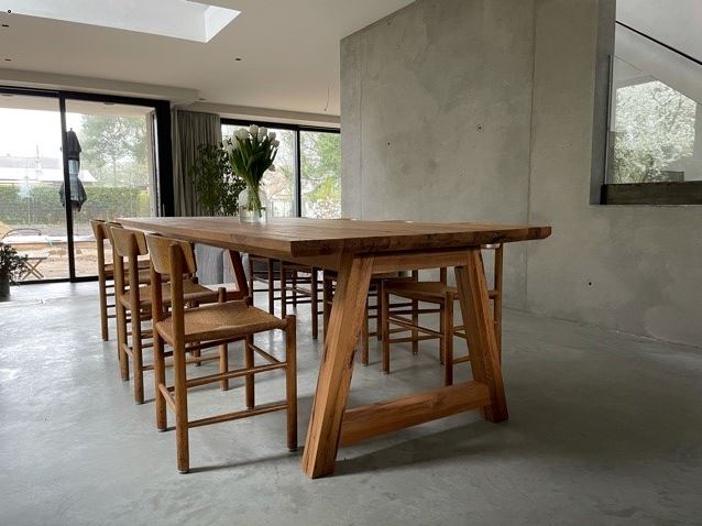 Großer Eichentisch aus Altholz im Bauhaus-Stil für ein modernes und minimalistisches Wohnambiente.