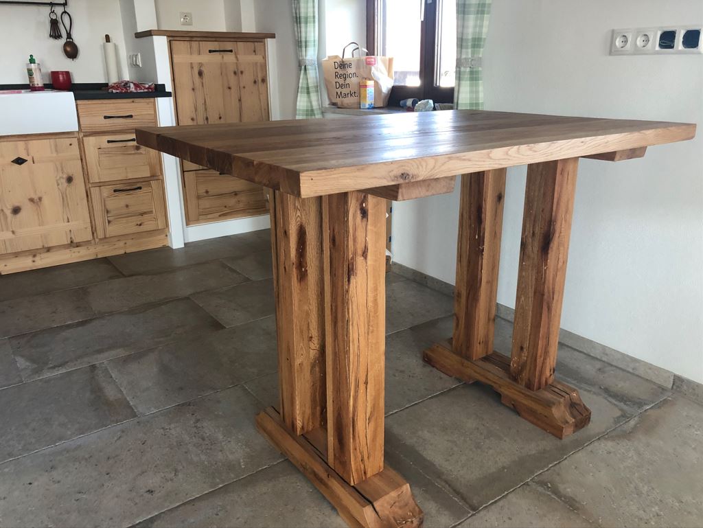 Küchenhochtisch aus alter Balkeneiche, maßgefertigt als stilvoller Bartisch für moderne Küchen.