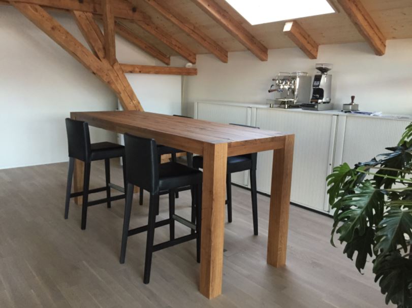  Massiver Stehtisch aus rustikalem Eiche Altholz, ideal für gemütliche Hochtische und Bartische.